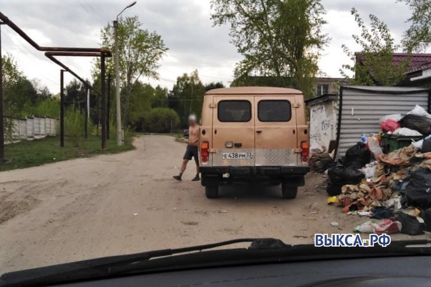 Ближнепесоченцы выносят мусор в соседний посёлок